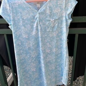 2-2026A---- Karen Neuburger SMALL BLUE/WHITE NIGHT GOWN